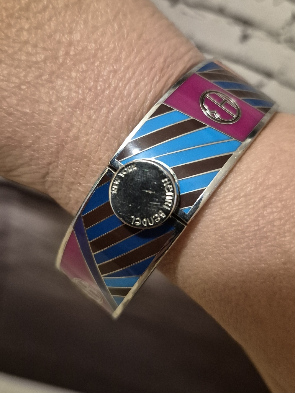 HENRI BENDEL NEW YORK VINTAGE ENAMEL HINGED BANGLE - Picture 5 of 6